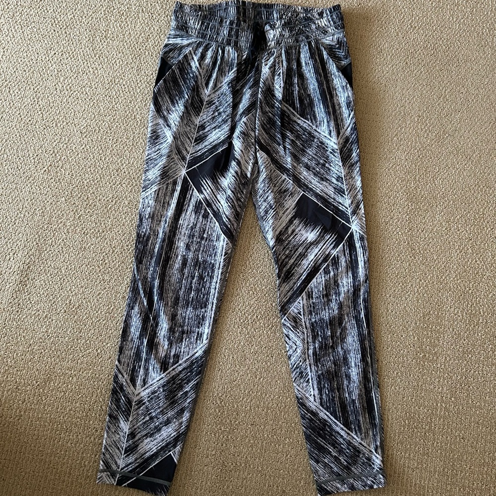 Lululemon fun pants/joggers style, like new! Beautiful B&W pattern, great fit